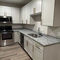 modern kitchen at The Verandas apartments in Thomasville, GA